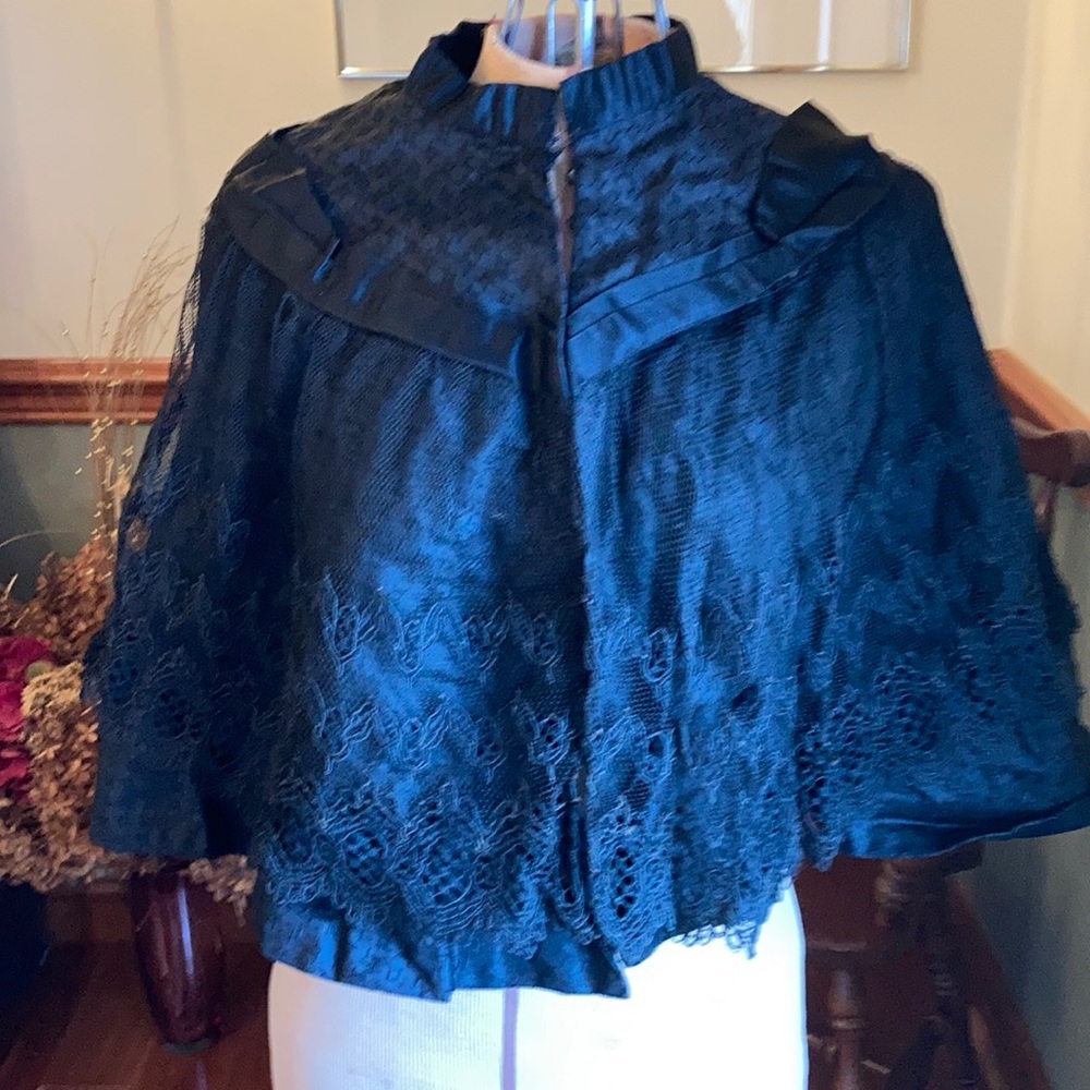 Antique ladies handmade cape in black lace.
